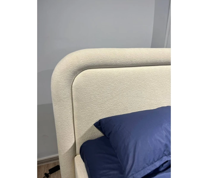 Двуспальная кровать с округлым мягким изголовьем