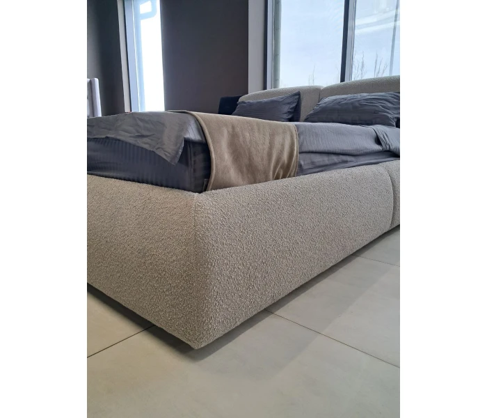 Уютная кровать с плавными очертаниями