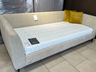 Бежевая односпальная кровать-софа с мягкой спинкой и боковинами