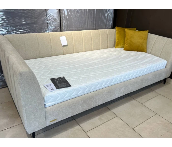 Бежевая односпальная кровать-софа с мягкой спинкой и боковинами