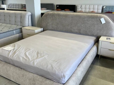 Двоспальне ліжко із заокругленим узголів'ям