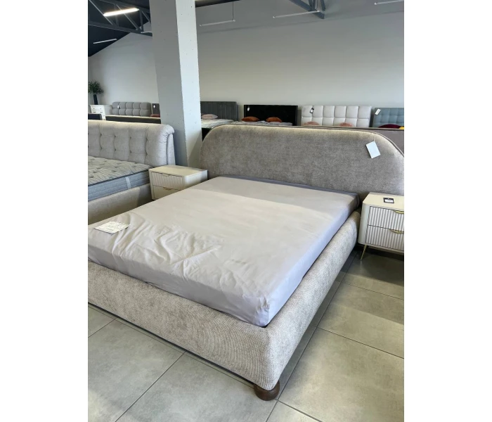 Двоспальне ліжко із заокругленим узголів'ям