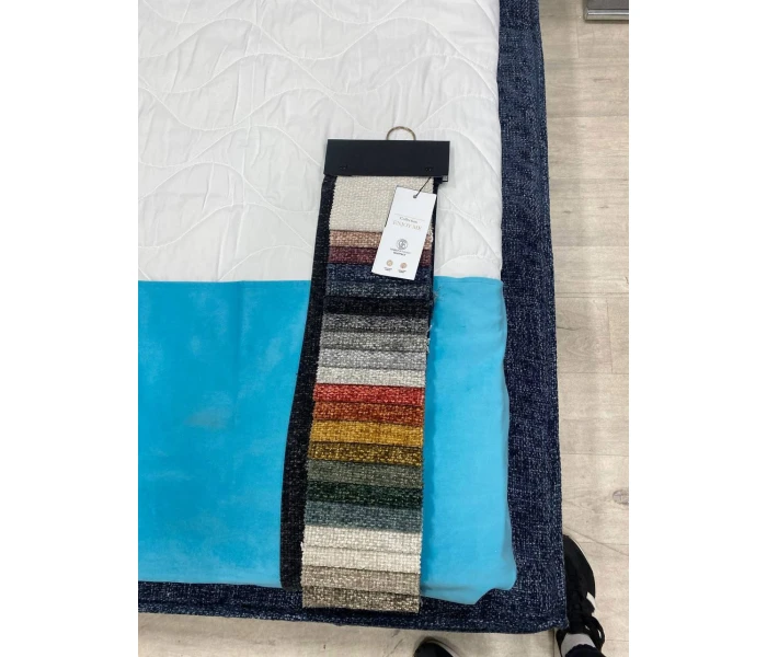 Двоспальне ліжко глибокого синього кольору з м'яким об’ємним узголів'ям-подушкою