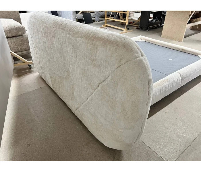 Двуспальная кровать с объёмной плюшевой обивкой