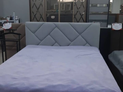 Двоспальне ліжко з м'якою спинкою та геометричню прошивкою