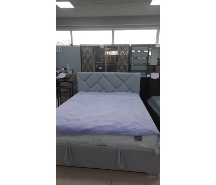 Двоспальне ліжко з м'якою спинкою та геометричню прошивкою