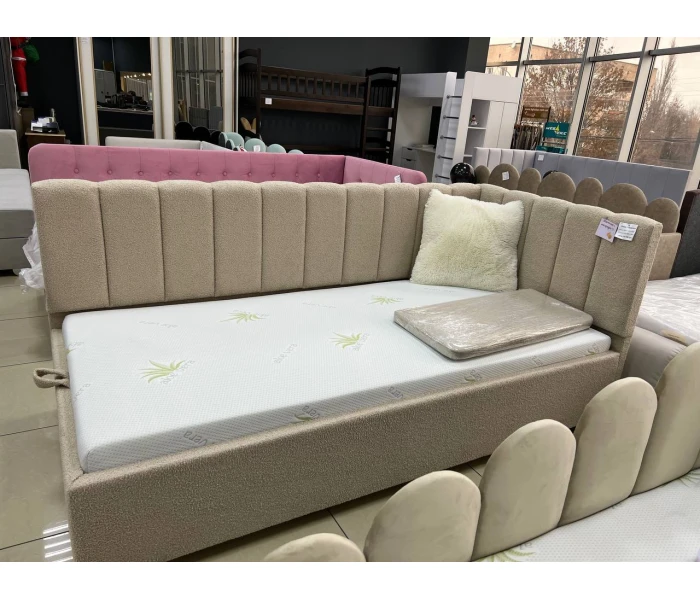 Односпальне ліжко з бічною панеллю у формі вертикальних секцій