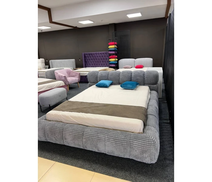 Фактурне м'яке ліжко з ефектом об'ємних сегментів та масивною основою