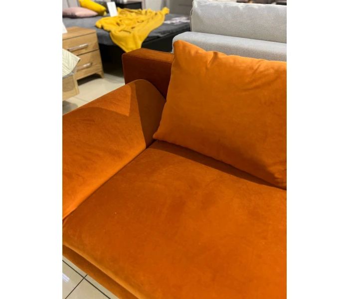 Компактна софа помаранчевого кольору з розкладним механізмом