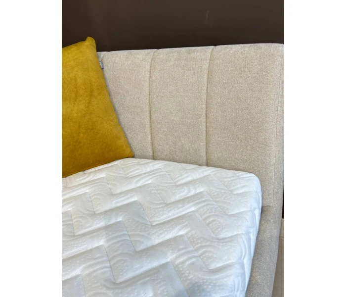 Бежевая односпальная кровать-софа с мягкой спинкой и боковинами