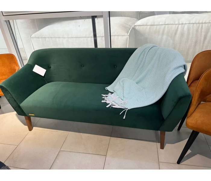 Прямий зелений диван на дерев'яних ніжках