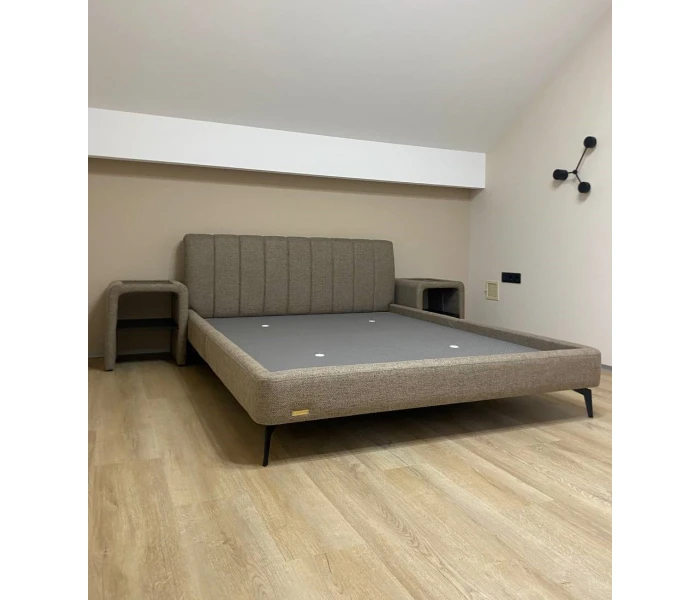 Двоспальне ліжко бежево-сіре з інтегрованими тумбами