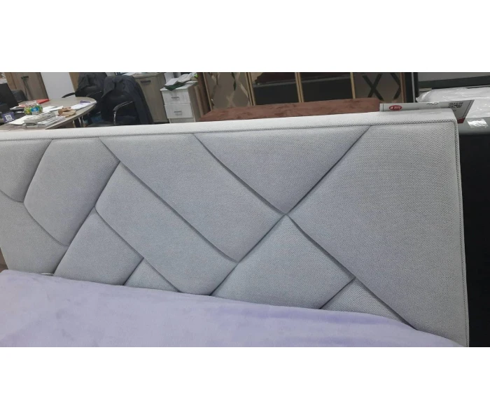 Двоспальне ліжко з м'якою спинкою та геометричню прошивкою