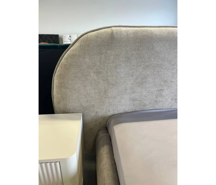 Двоспальне ліжко із заокругленим узголів'ям