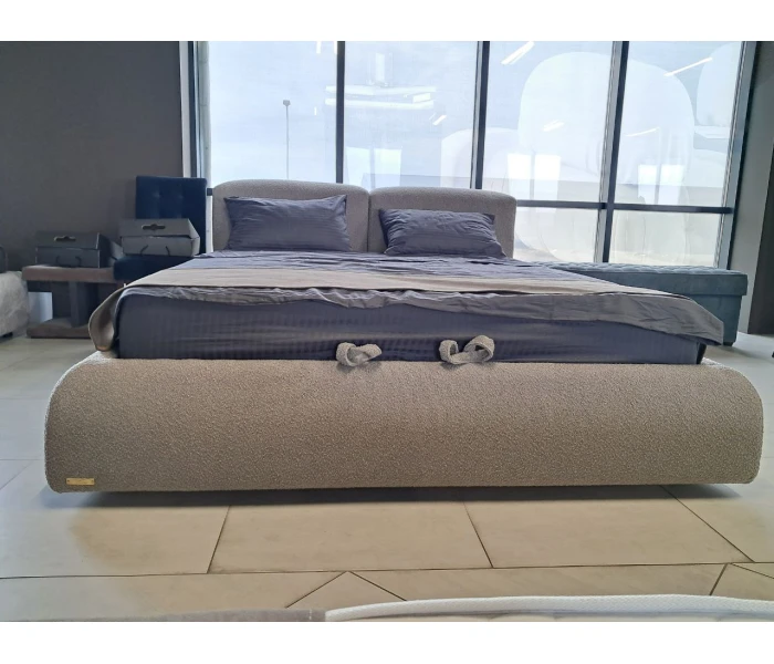 Уютная кровать с плавными очертаниями