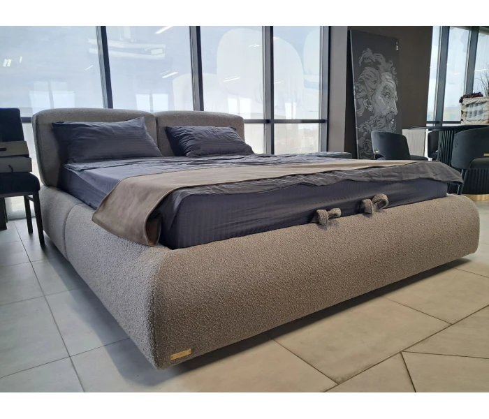 Уютная кровать с плавными очертаниями