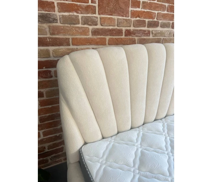 Ліжко м'яке велюрове кремове з фігурним радіальним узголів'ям