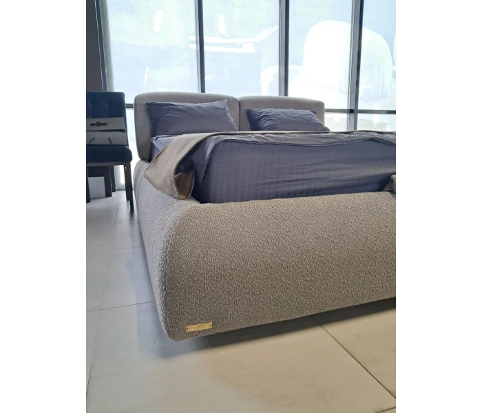 Уютная кровать с плавными очертаниями