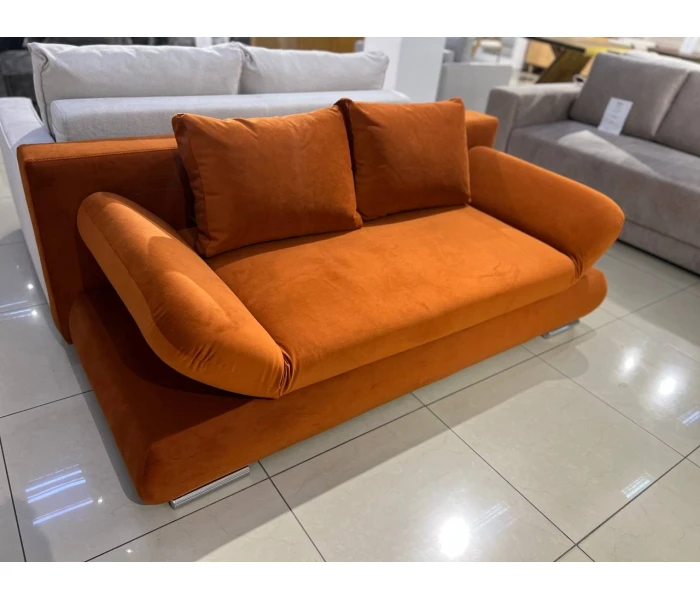 Компактна софа помаранчевого кольору з розкладним механізмом