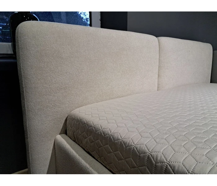 Кровать-платформа на тонких ножках