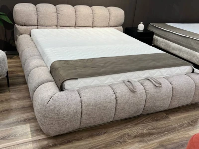 М’яке низьке ліжко в рогожці з об'ємним узголів'ям