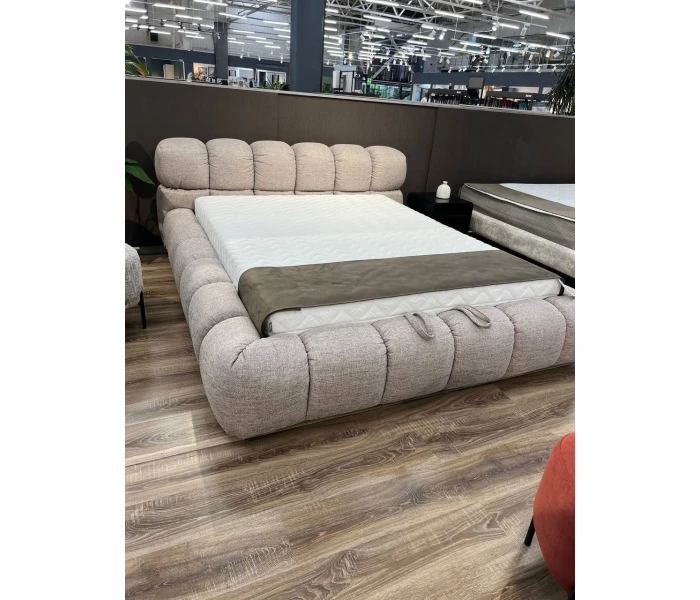 М’яке низьке ліжко в рогожці з об'ємним узголів'ям