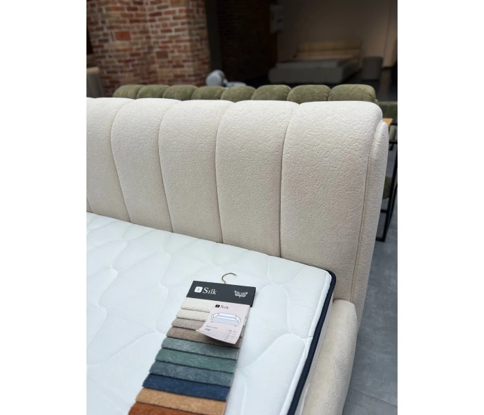 Дизайнерская кровать-облако с кремовой обивкой