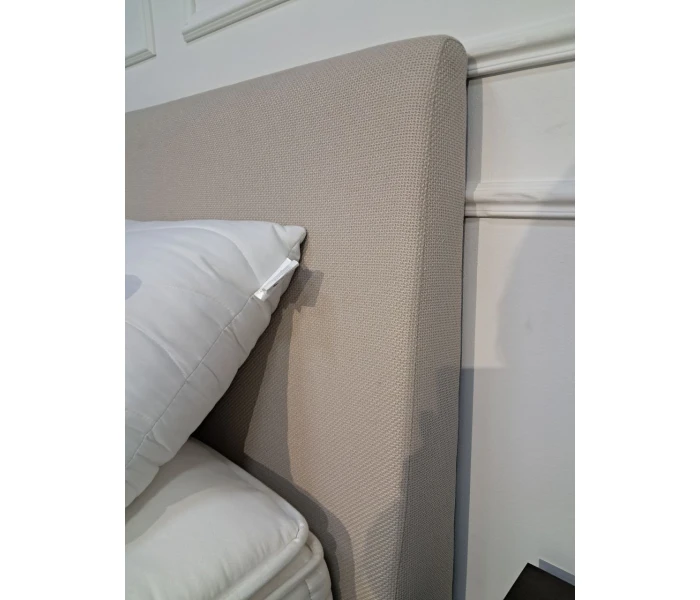 Элегантная двуспальная кровать с текстильным каркасом