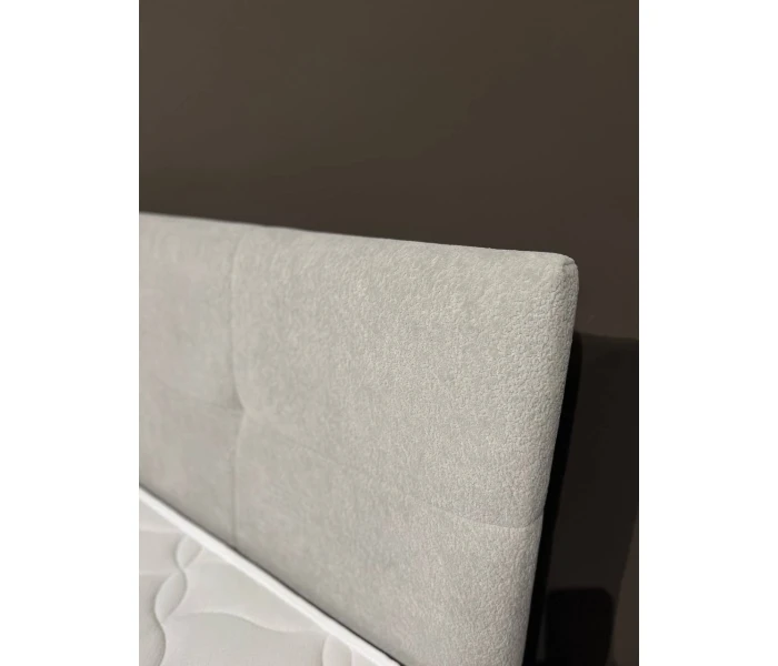 Двуспальная кровать с горизонтальной прошивкой