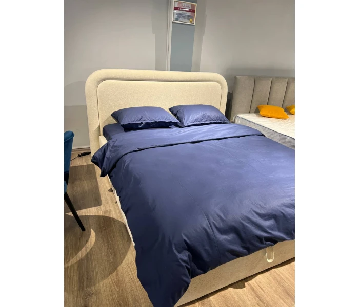 Двуспальная кровать с округлым мягким изголовьем