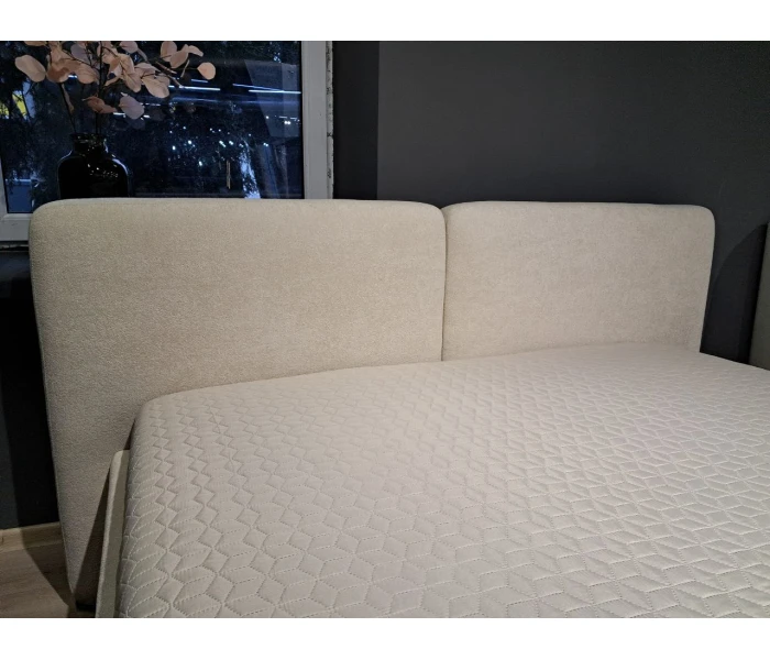 Кровать-платформа на тонких ножках