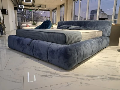 Синяя кровать с объёмным каркасом