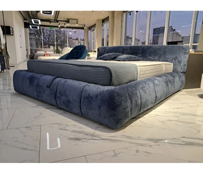 Синяя кровать с объёмным каркасом