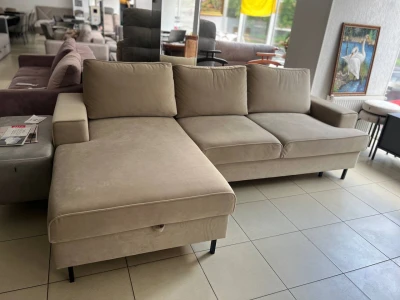 Угловая софа бежевого цвета на черных металлических ножках