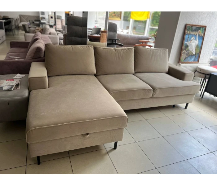 Кутова софа бежевого кольору на чорних металевих ніжках