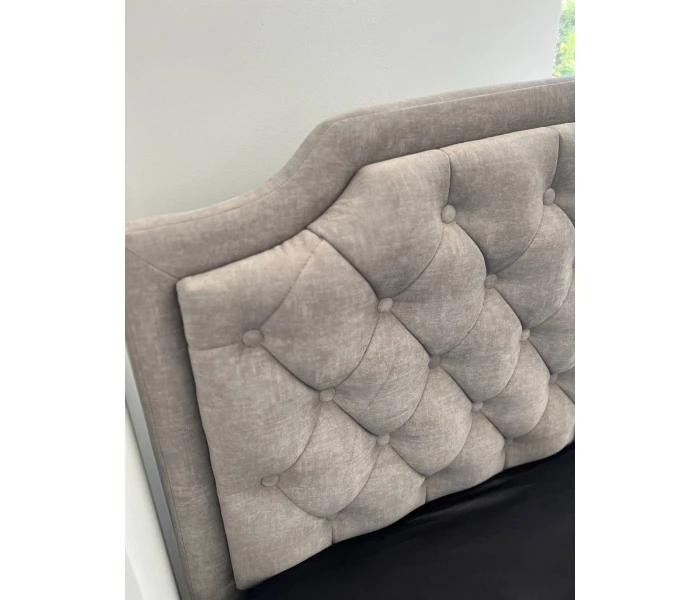 Интерьерная кровать с фигурным изголовьем и каретной стяжкой