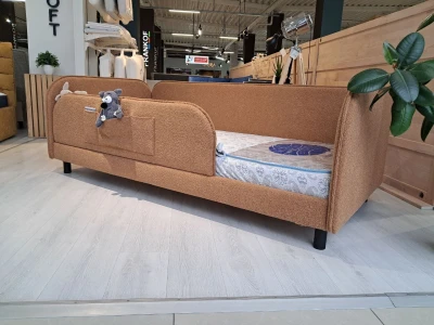 Дитяче ліжко з бічними огорожами