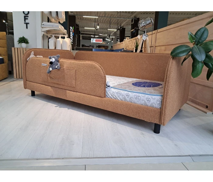 Дитяче ліжко з бічними огорожами