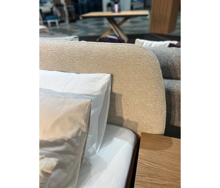 Двоспальне ліжко з дерев'яним коробом та напівкруглим м’яким узголів’ям