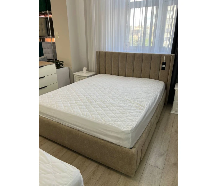 Широке ліжко з м'яким корпусом, узголів'я з вертикальними смугами