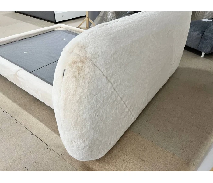 Двуспальная кровать с объёмной плюшевой обивкой