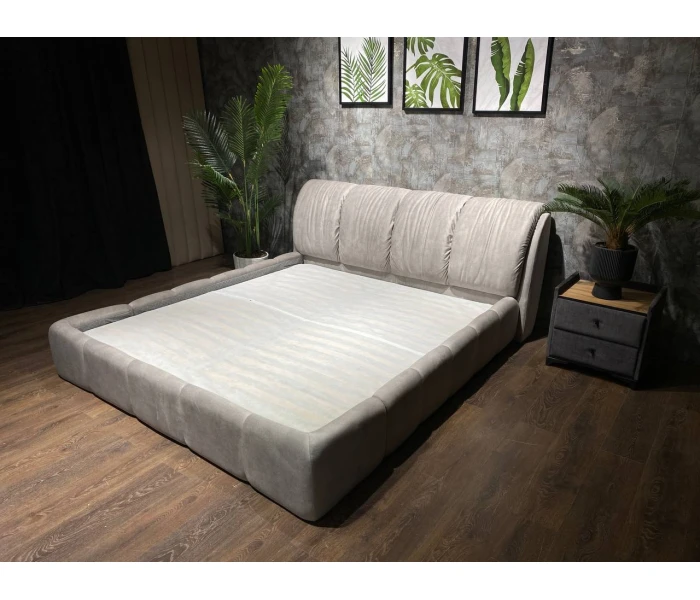 Ліжко з заокругленими кутами на високому узголів'ї