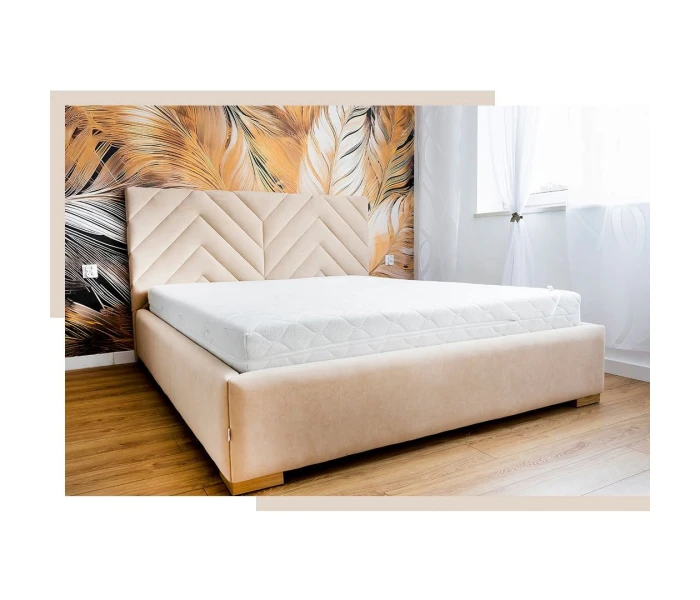 Двуспальная кровать с геометрическим узором