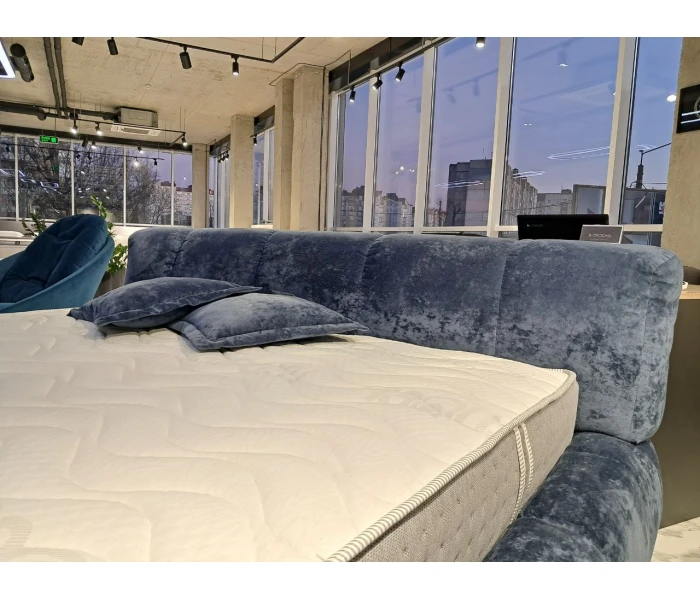 Синяя кровать с объёмным каркасом