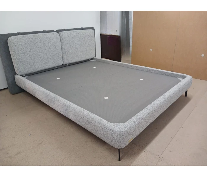 Серая кровать с двухсекционным изголовьем