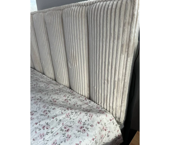 М'яке ліжко з високою спинкою в широку вертикальну смужку