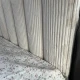 М'яке ліжко з високою спинкою в широку вертикальну смужку