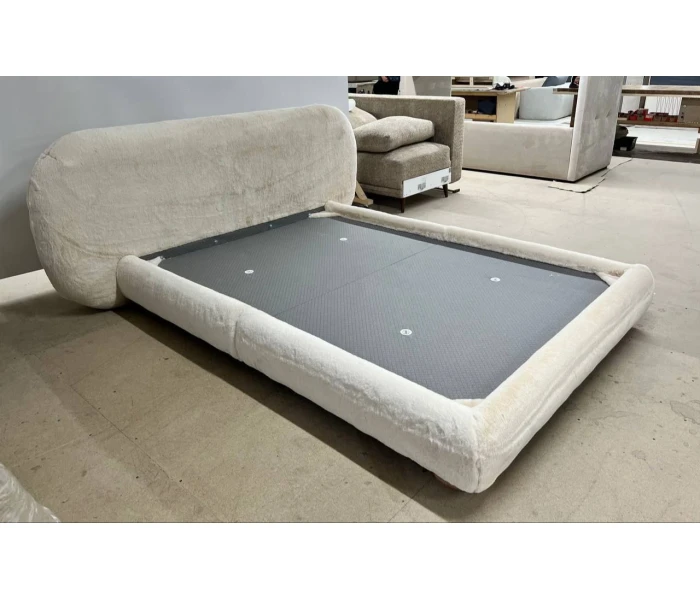 Двуспальная кровать с объёмной плюшевой обивкой