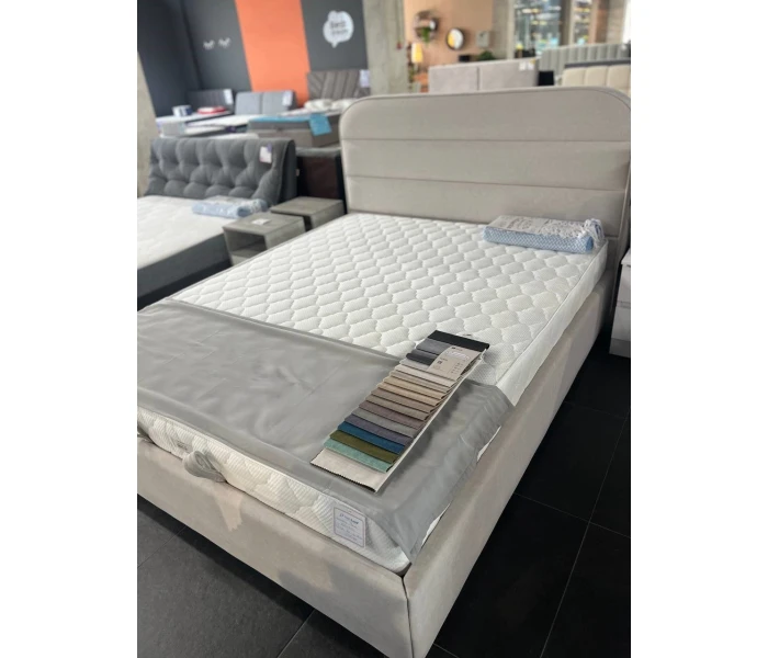 Двуспальная кровать с высоким мягким изголовьем и горизонтальной прошивкой