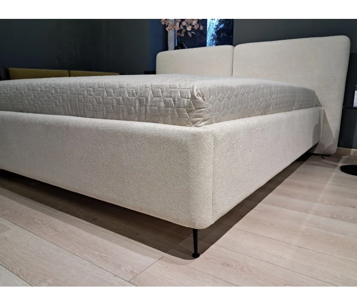 Кровать-платформа на тонких ножках